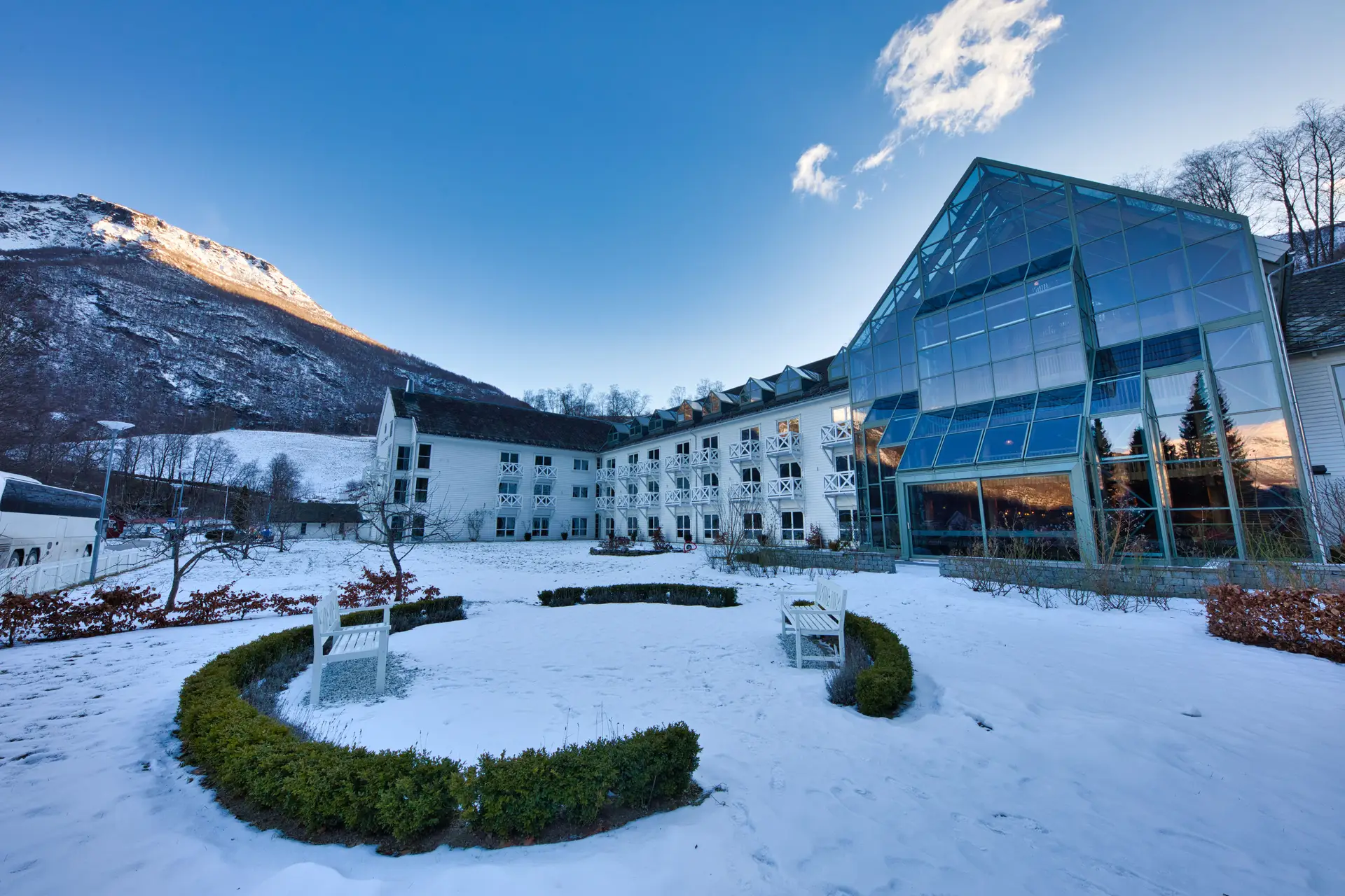 Glenarilunelisse boutiquehotell i norsk naturlandskap med snøkledde fjell