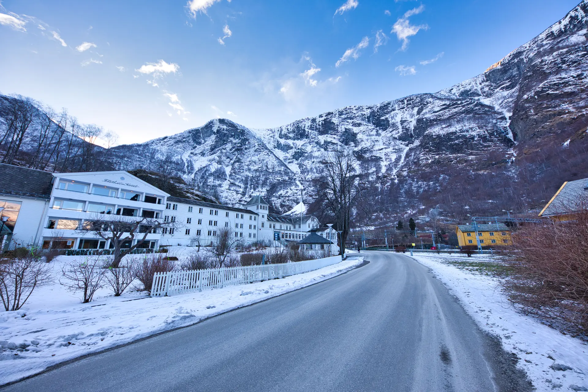 Skumring over den snødekte dalen og stjerneklar himmel