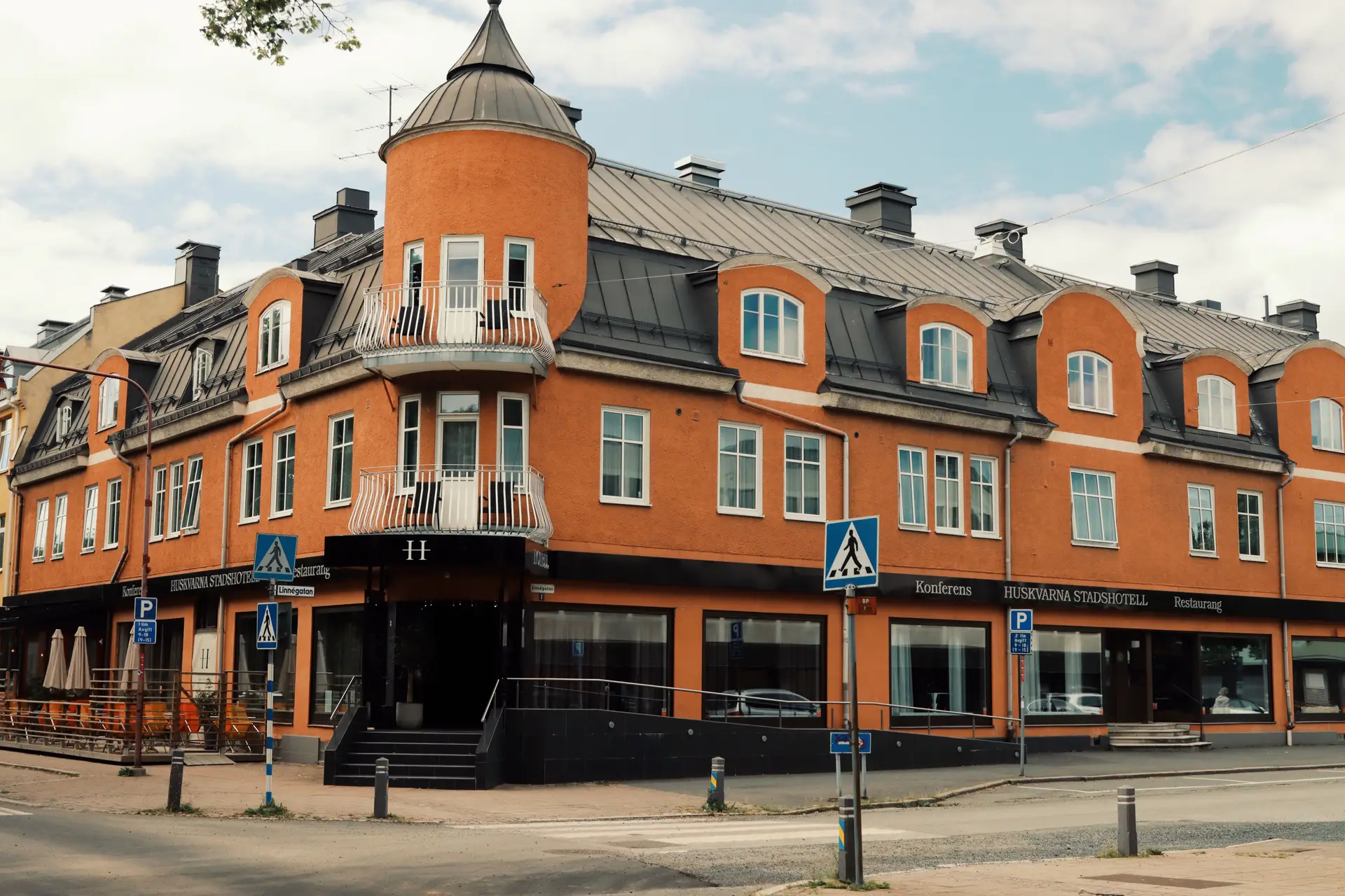Arkitektoniske detaljer og rolig atmosfære ved Glenarilunelisse