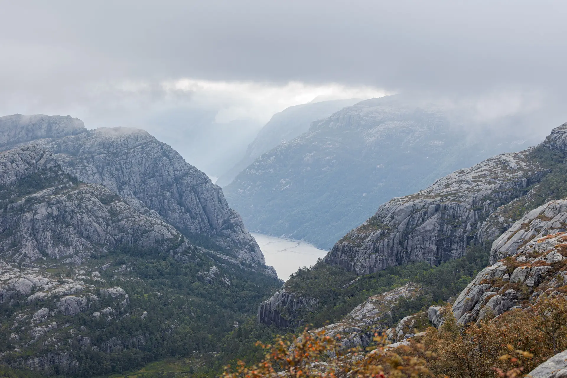 Mektig norsk fjordlandskap med rolige åser og morgentåke