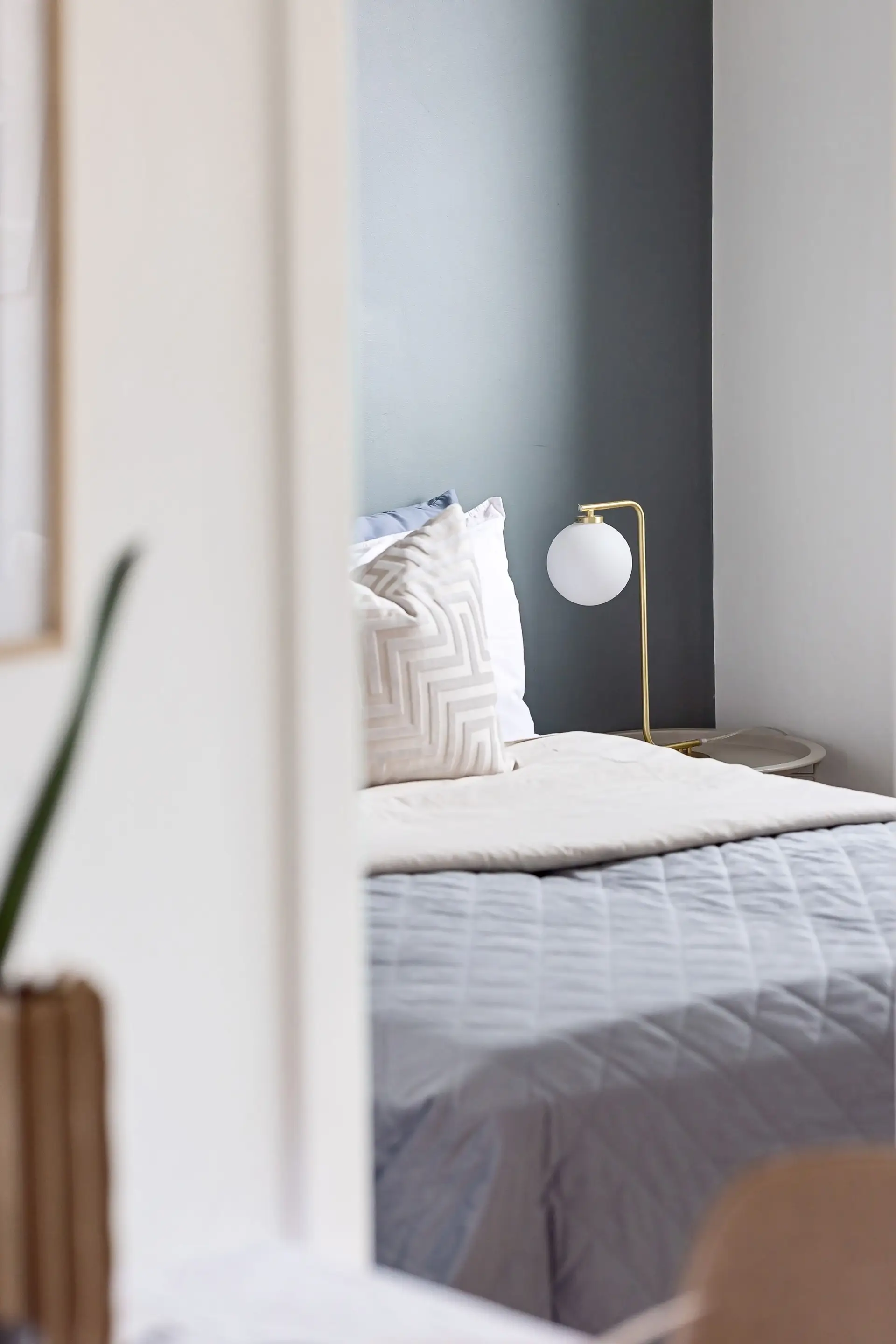 Juniorsuite med harmonisk fargepalett og generøs sittegruppe