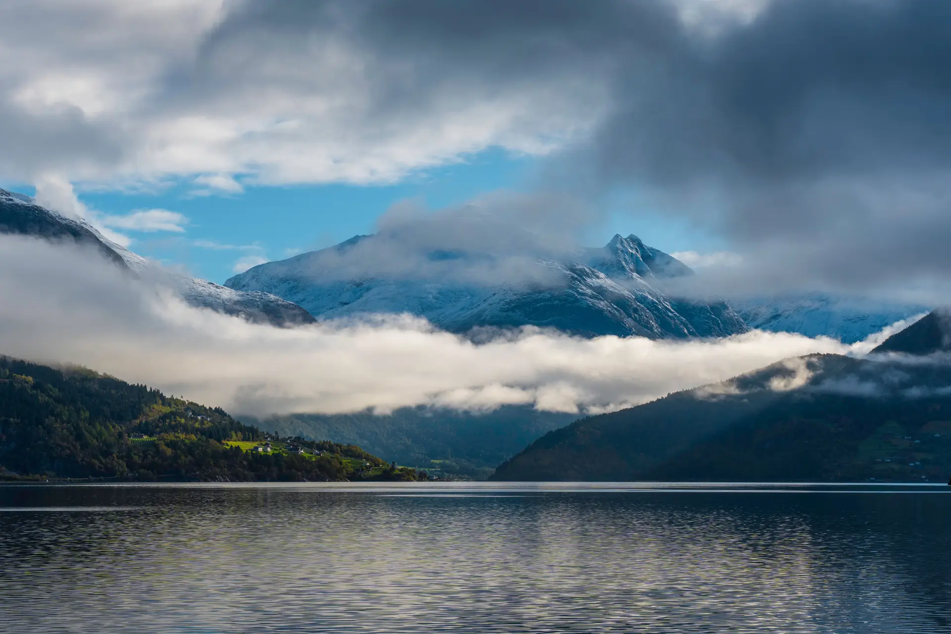 Stemningsfullt panorama over fredelig norsk fjord og fjellandskap i morgendis