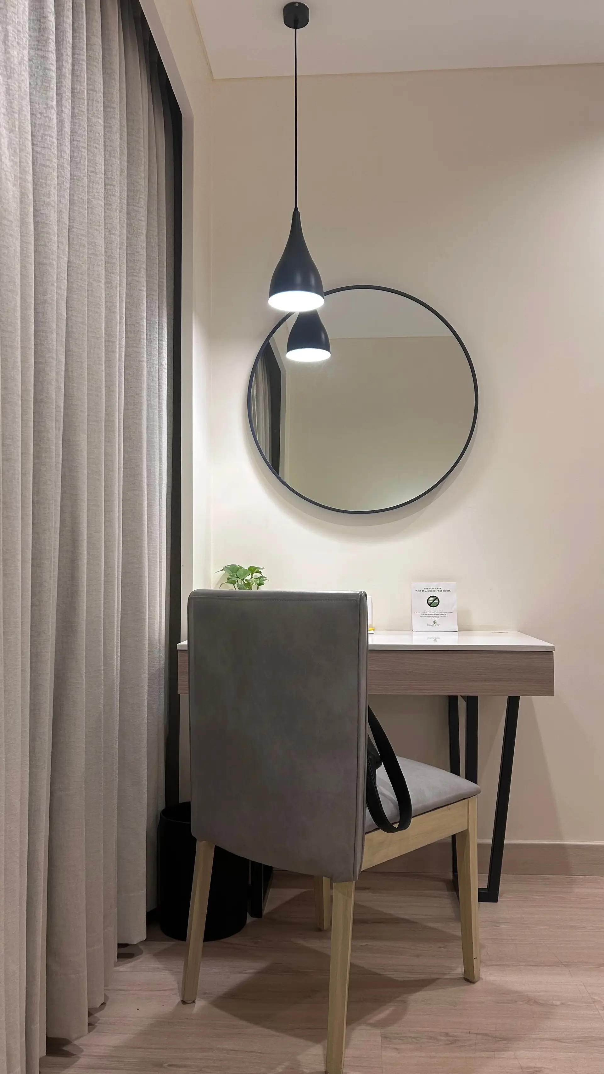 Arbeidshjørne i eik med skulpturell lampe