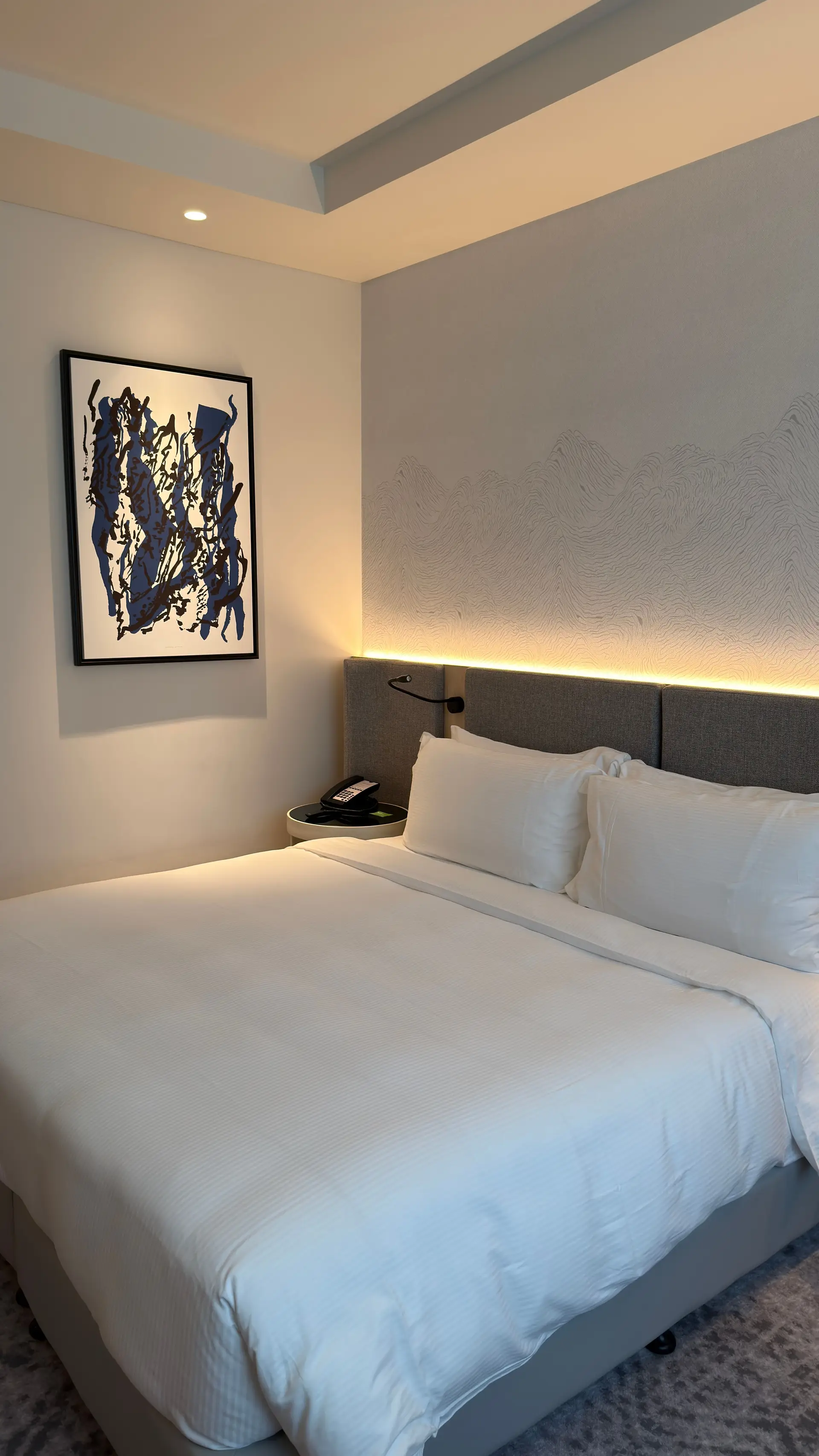 Juniorsuite med lun sittegruppe og dempet belysning