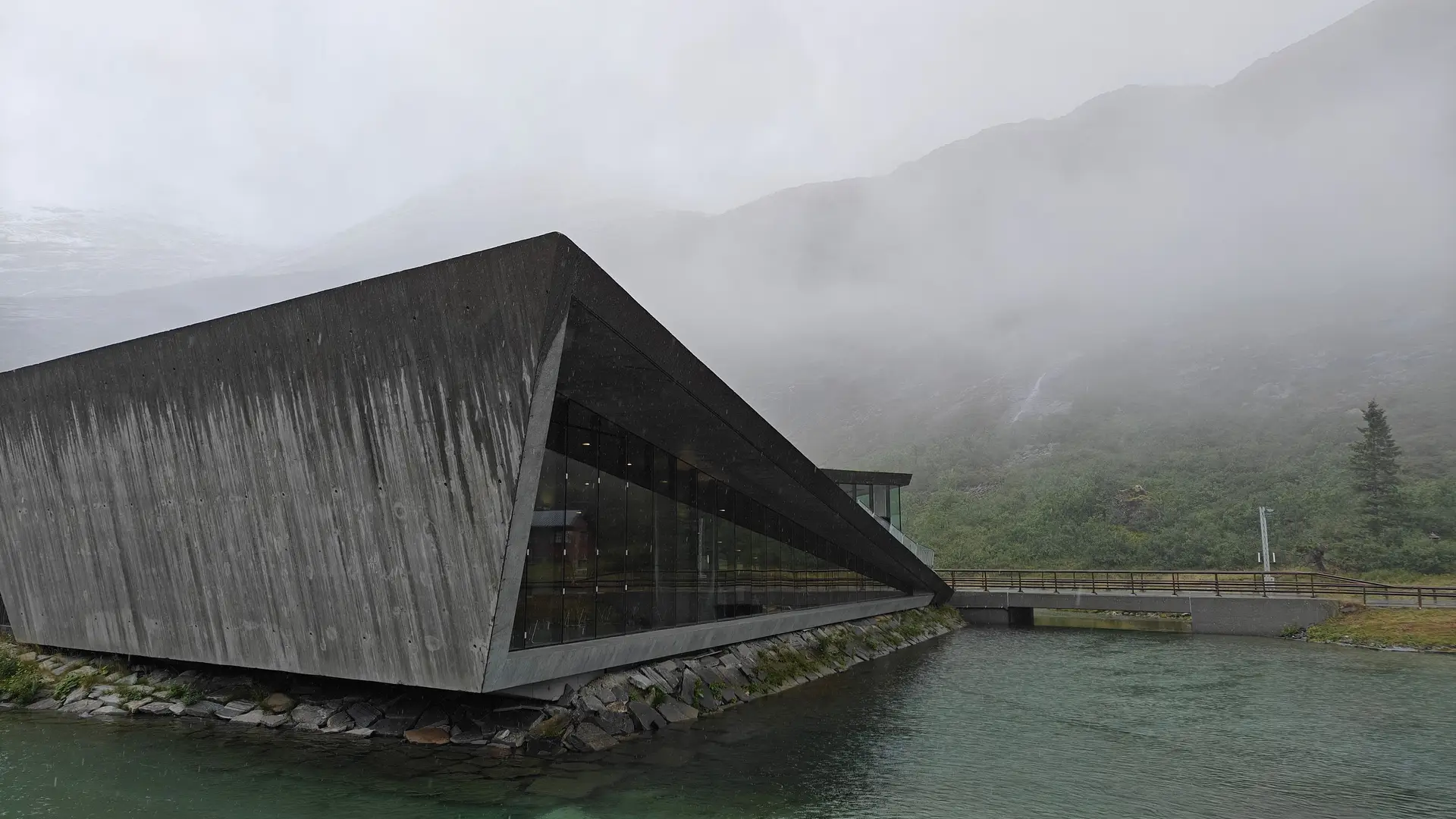 Panoramisk utsikt over fjellet og tåkedalen rundt Glenarilunelisse