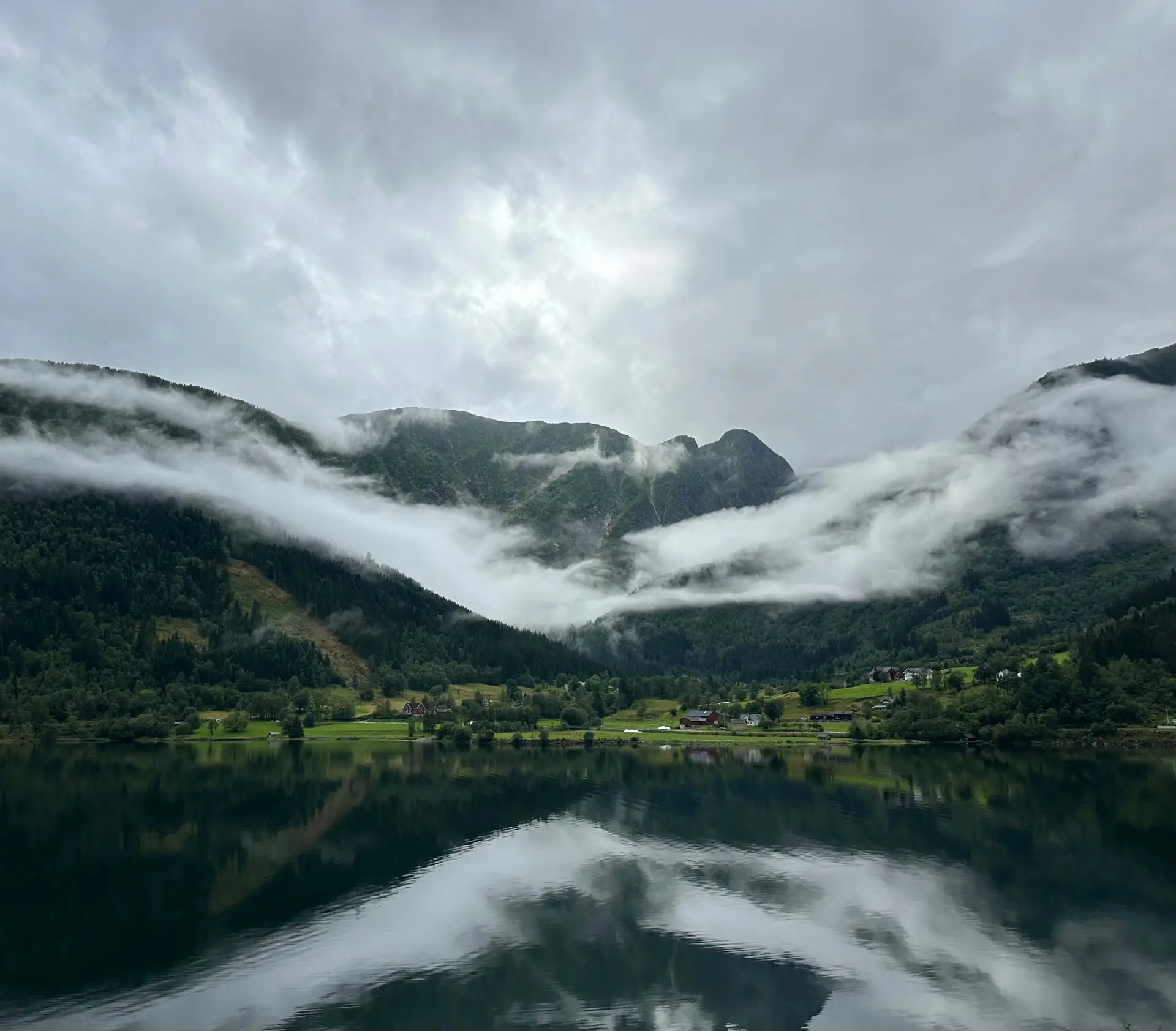 Majestetisk fjordlandskap med speiling i vannet i Balestrand, Norge