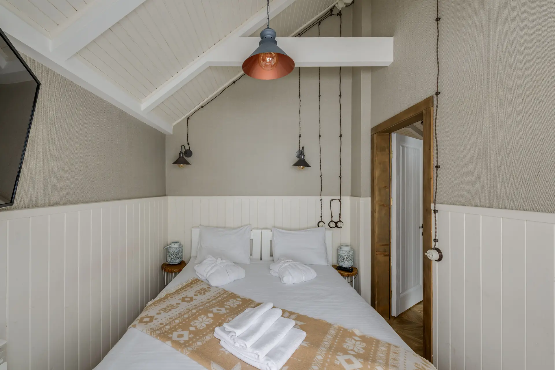 Minimalistisk og lyst hotellrom med nordisk design og behagelig seng hos Glenarilunelisse