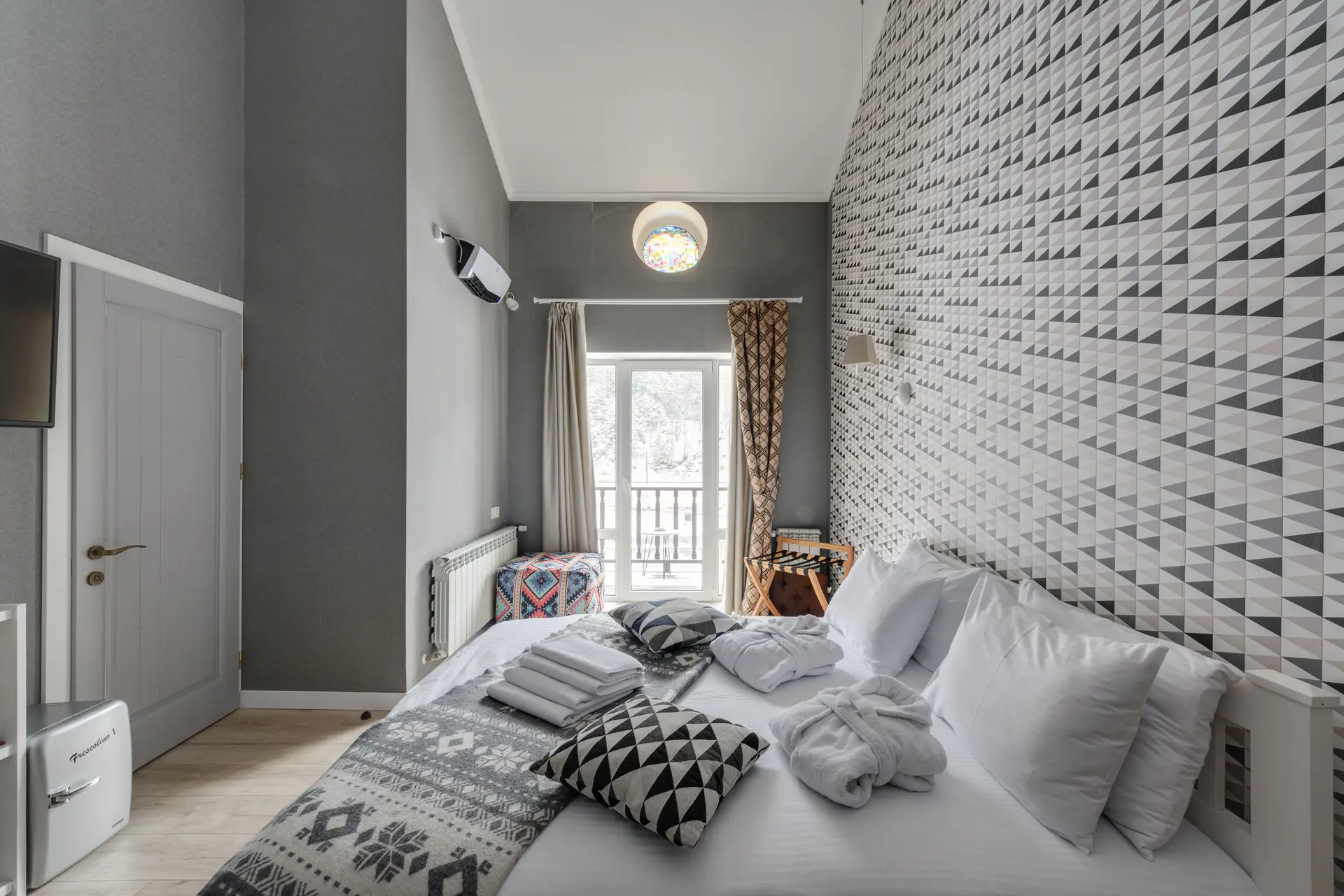 Juniorsuite med dempet belysning og komfortable møbler