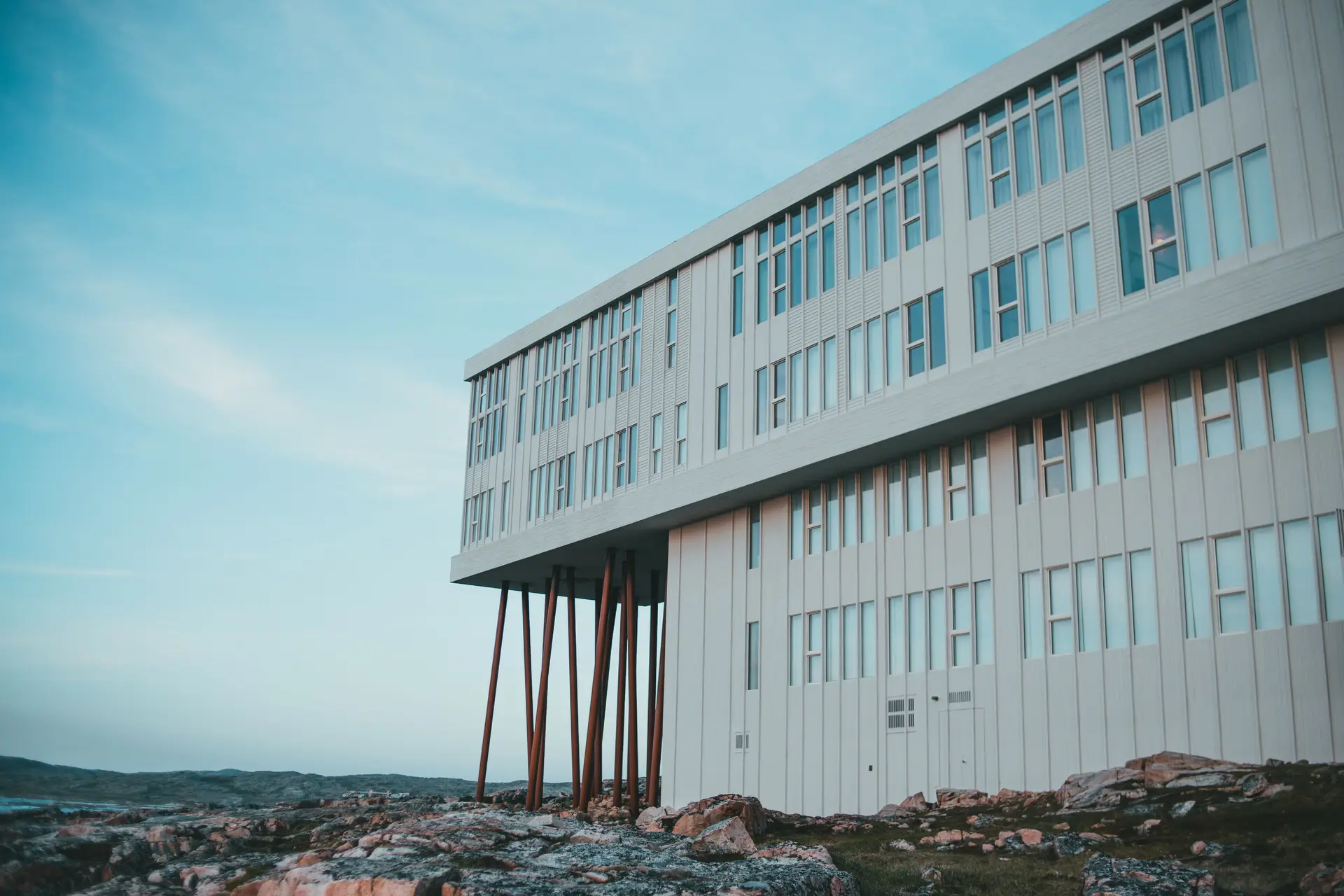 Arkitektur integrert i karrig nordisk landskap